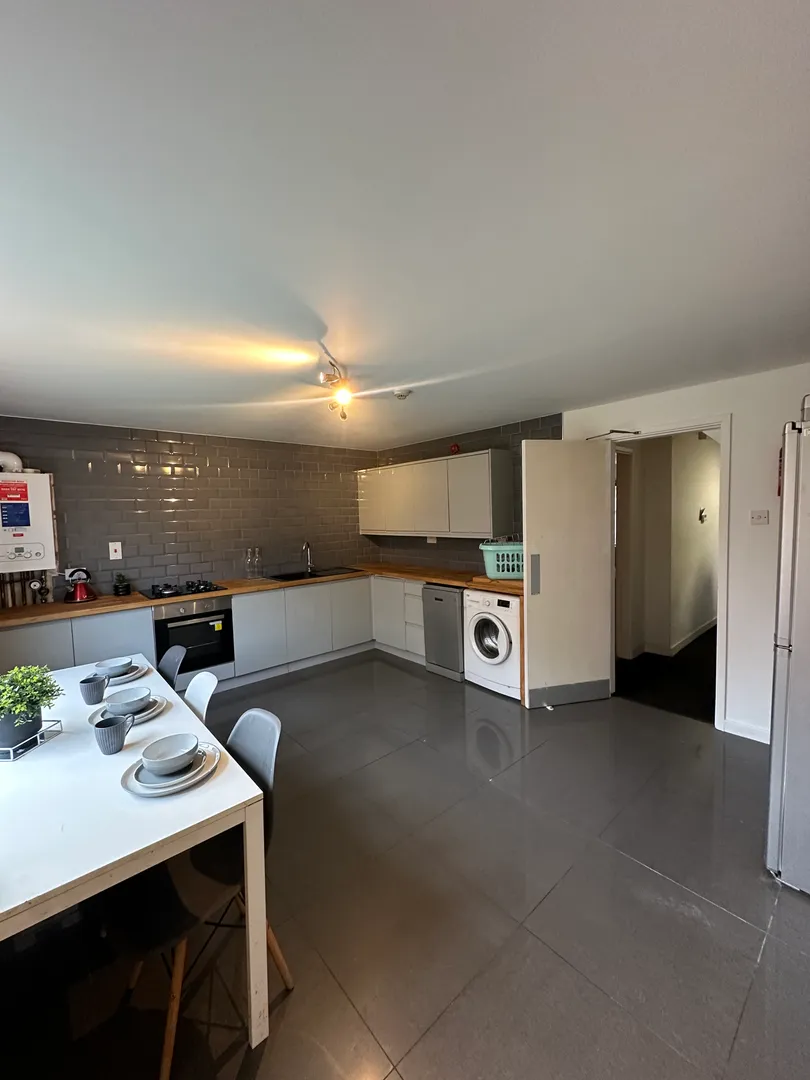 6 Bedroom Student House- 31 Denison Court NG7 3PH - Image 1